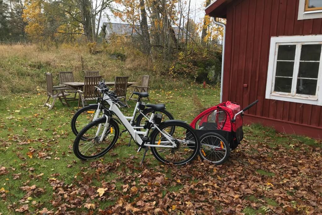 Sjoenaera Stuga Med Bat Och Bastu Ramkvilla Exterior foto