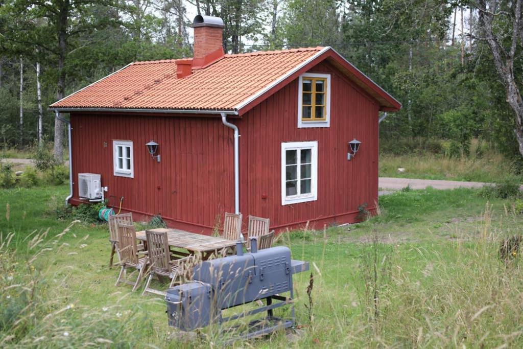 Sjoenaera Stuga Med Bat Och Bastu Ramkvilla Exterior foto
