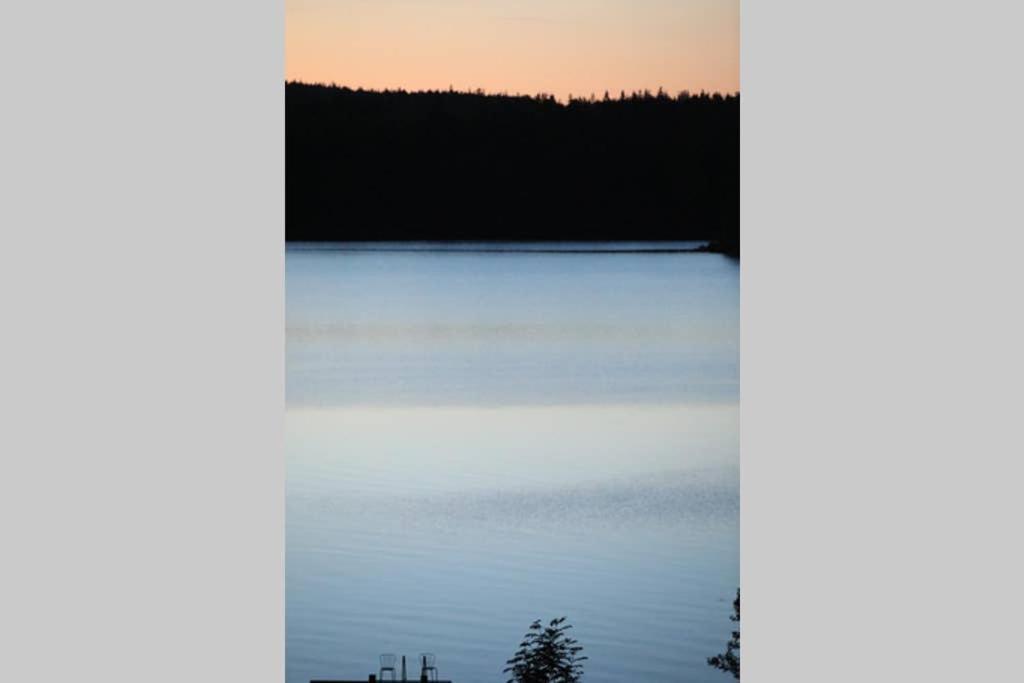 Sjoenaera Stuga Med Bat Och Bastu Ramkvilla Exterior foto